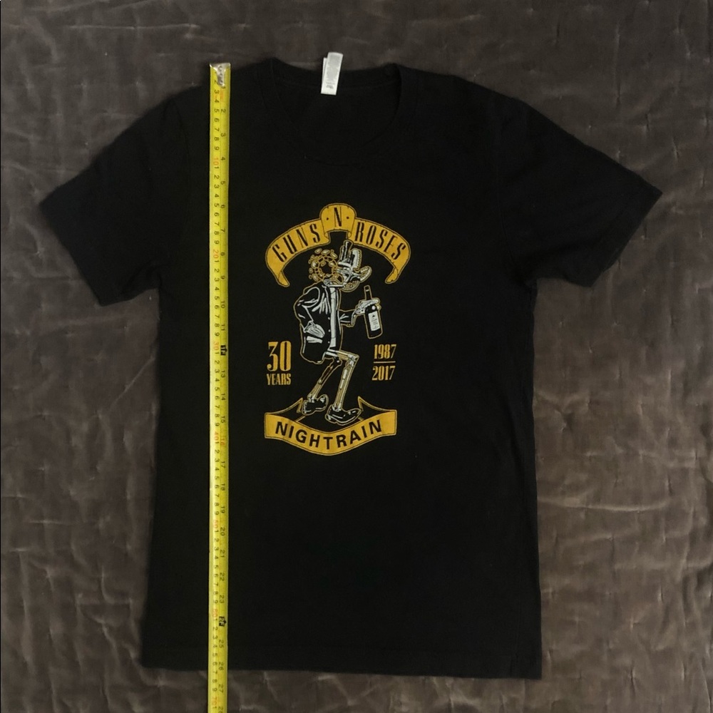Women’s black Guns N’ Toses T-shirt. Size small